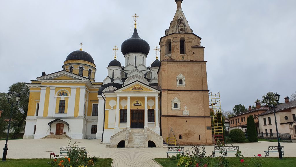 Старицкий Свято-Успенский мужской монастырь осенью.