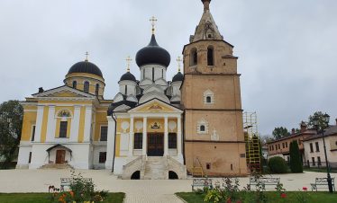 Старицкий Свято-Успенский мужской монастырь осенью.