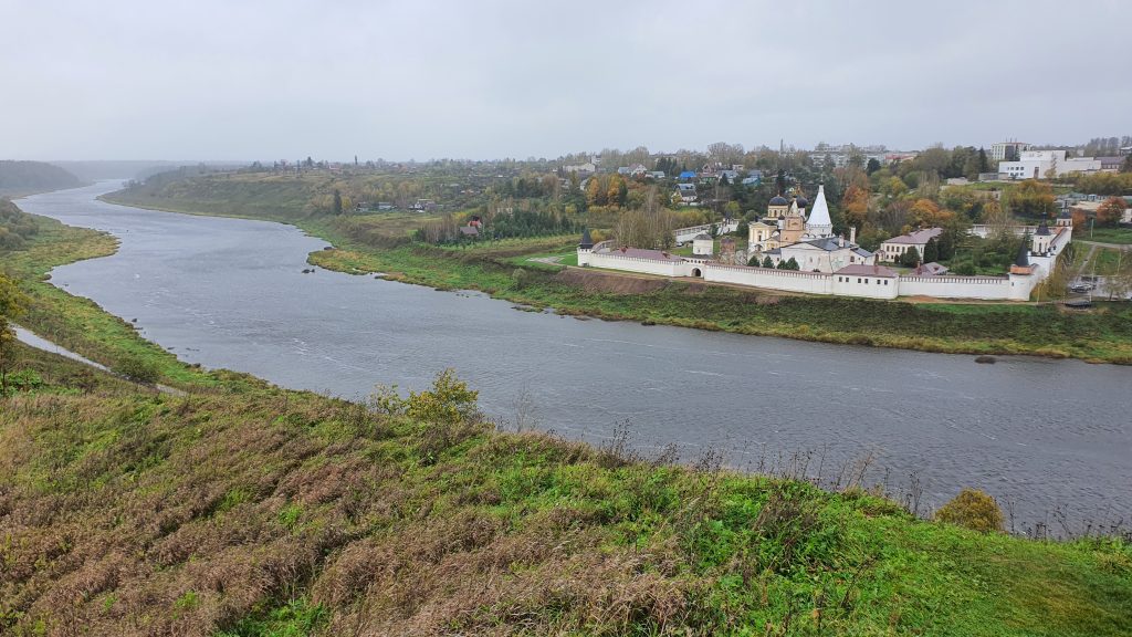 Река Волга и мост в Старице осенью.