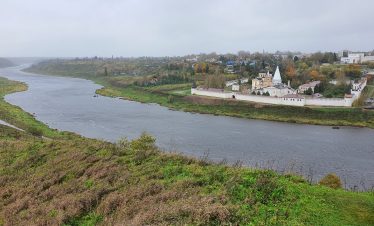 Река Волга и мост в Старице осенью.