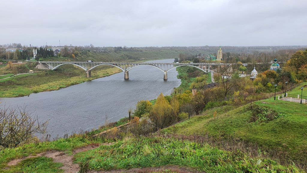 Река Волга и мост в Старице осенью.