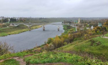 Река Волга и мост в Старице осенью.