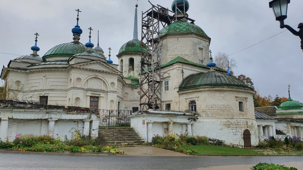 Церковь Параскевы Пятницы в Старице осенью.