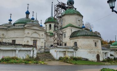 Церковь Параскевы Пятницы в Старице осенью.