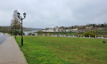 Старицкий Свято-Успенский мужской монастырь осенью с левого берега.