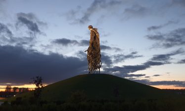 Ржевский мемориал советскому солдату осенью, вечерний.