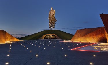 Ржевский мемориал советскому солдату осенью, вечерний.