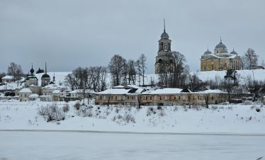 Старица зимой. Левый берег.
