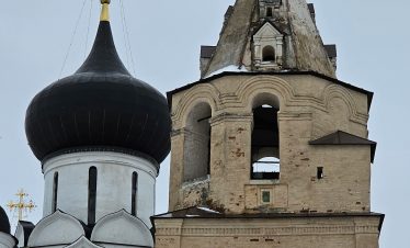 Колокольня с часовней-усыпальницей Патриарха Иова. Старица.