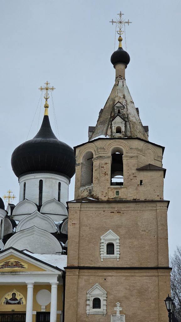 Колокольня с часовней-усыпальницей Патриарха Иова. Старица.