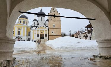 Старицкий Свято-Успенский мужской монастырь зимой.