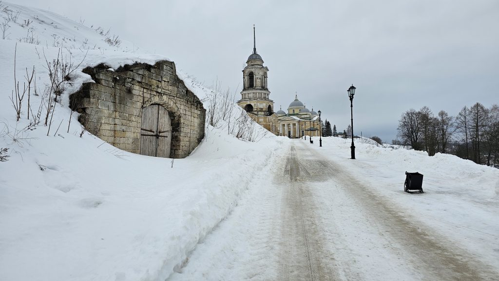 Церковь Спаса Нерукотворного Образа под колокольней. Старица зимой.