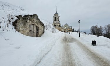 Церковь Спаса Нерукотворного Образа под колокольней. Старица зимой.
