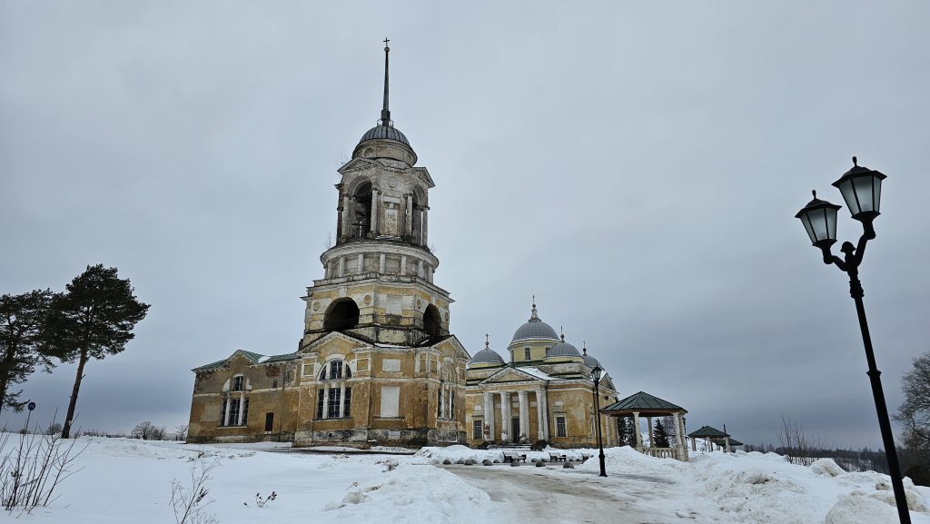 Церковь Спаса Нерукотворного Образа под колокольней. Старица зимой.