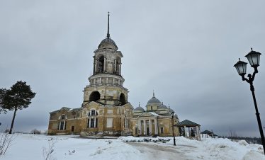 Церковь Спаса Нерукотворного Образа под колокольней. Старица зимой.