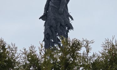 Ржевский мемориал советскому солдату зимой.