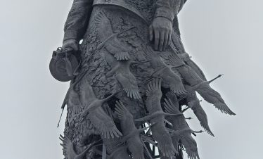 Ржевский мемориал советскому солдату зимой.